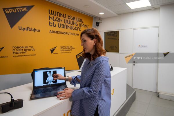 Победитель The Art Oscar Award Эмма Погикян с NFT символом Армении на Dubai Expo 2020 - Sputnik Армения
