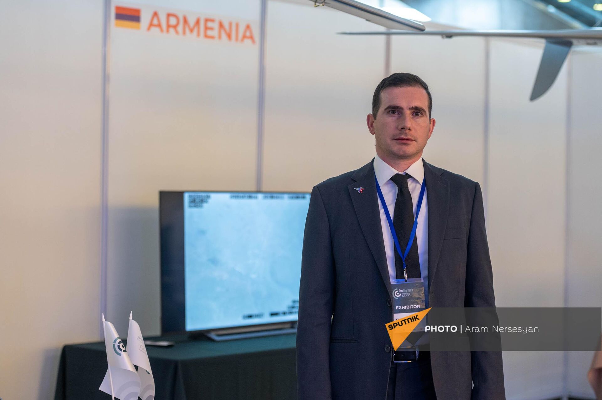 Старший инженер компании Danavia Арман Хачатрян на выставке оборонных технологий ArmHighTech 2022 (31 марта 2022). Еревaн - Sputnik Армения, 1920, 04.04.2022