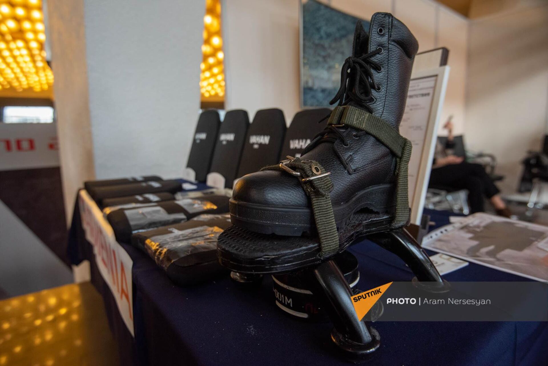 Зашитная обувь для саперов компании Armor Arm на выставке оборонных технологий ArmHighTech 2022 (31 марта 2022). Еревaн - Sputnik Արմենիա, 1920, 04.04.2022
