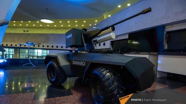 Беспилотный БТР компании Davaro на выставке оборонных технологий ArmHighTech 2022 (31 марта 2022). Еревaн - Sputnik Армения