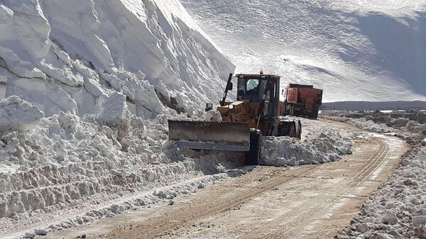 Работы по очистке автотрассы М2 Ереван-Ерасх-Горис-Мегри от снега - Sputnik Армения