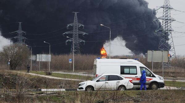 Автомобиль скорой помощи вблизи пожара на нефтебазе в Белгороде - Sputnik Армения