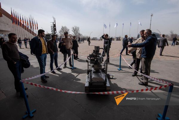 Ինժեներ Վահան Իսաջանյանի ստեղծած ռոբոտ-զինվորը - Sputnik Արմենիա