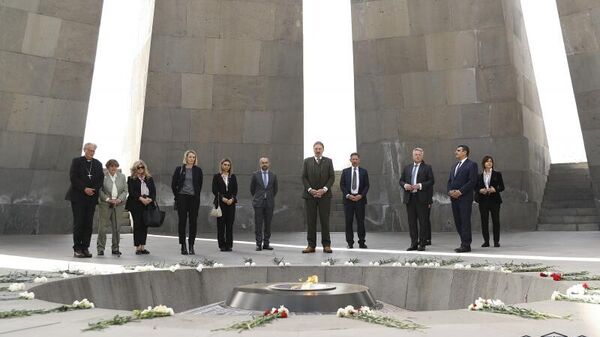 Члены делегации парламента Великобритании, возглавляемой руководителем группы дружбы Армения - Великобритания Тимом Лоутном, посетили мемориальный комплекс Цицернакаберд (1 апреля 2022г.). Ереван - Sputnik Армения
