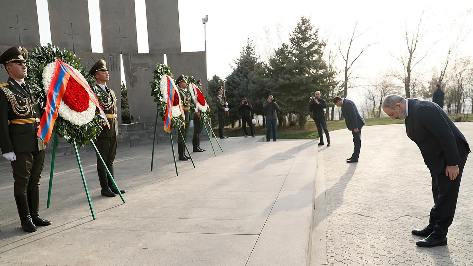 Премьер-министр Никол Пашинян в сопровождении министра обороны Сурена Папикяна посетил военный пантеон Ераблур (2 апреля 2022). Ереван - Sputnik Армения, 1920, 02.04.2022