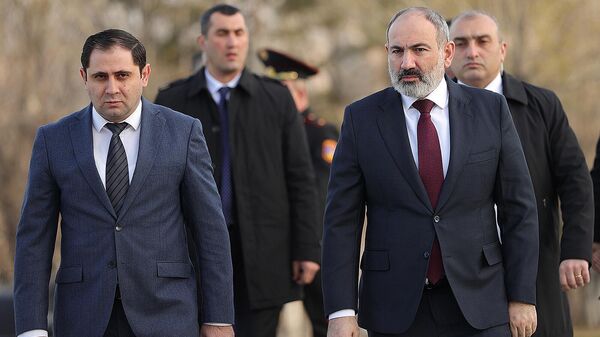 Премьер-министр Никол Пашинян в сопровождении министра обороны Сурена Папикяна посетил военный пантеон Ераблур (2 апреля 2022). Ереван - Sputnik Армения