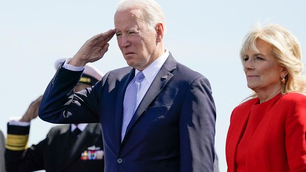 Президент США Джо Байден и первая леди Джилл Байден стоят во время церемонии ввода в эксплуатацию быстроходной подводной лодки USS Delaware (2 апреля 2022). Уилмингтон - Sputnik Армения