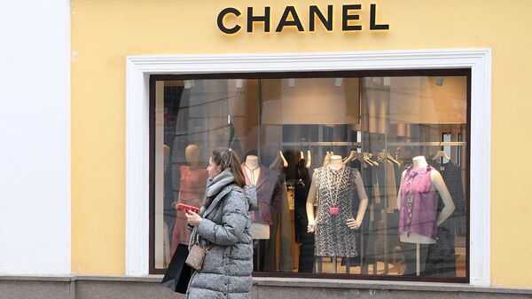 Девушка стоит возле магазина Chanel в Москве - Sputnik Армения
