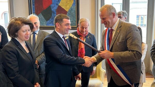 Церемония подписания подписания меморандума о городах-побратимах Гюмри и Мон де Марсан в мэрии Мон-де-Марсель (3 апреля 2022). Франция - Sputnik Армения