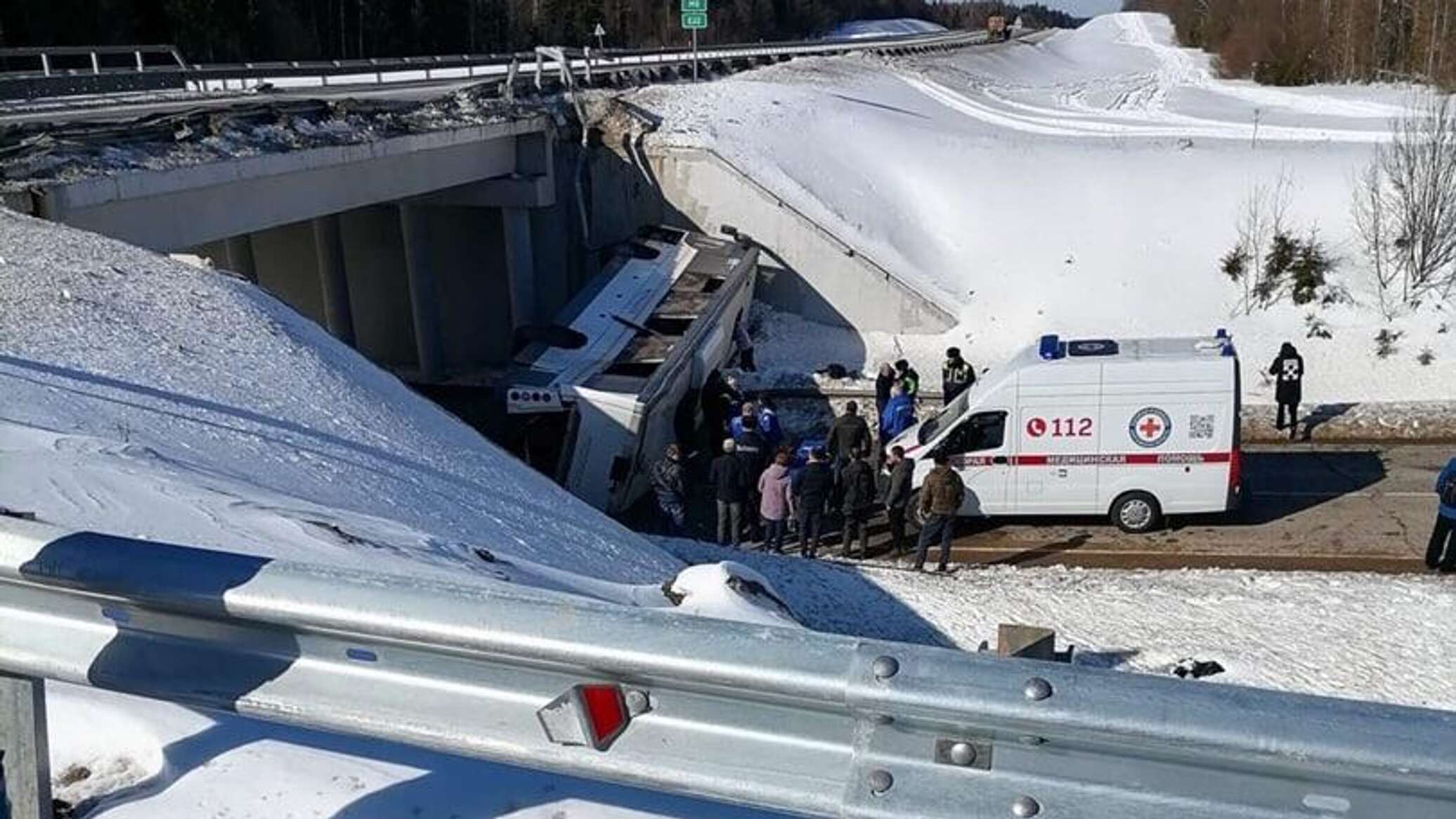 Авария рейсовый автобус. В Подмосковье автобус упал с эстакады. В Подмосковье автобус упал с моста.