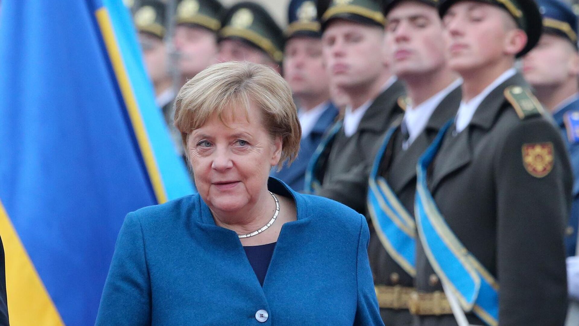 Канцлер Германии Ангела Меркель проходит мимо почетного караула во время церемонии приветствия в Киеве (1 ноября 2018). Украина - Sputnik Армения, 1920, 17.06.2022