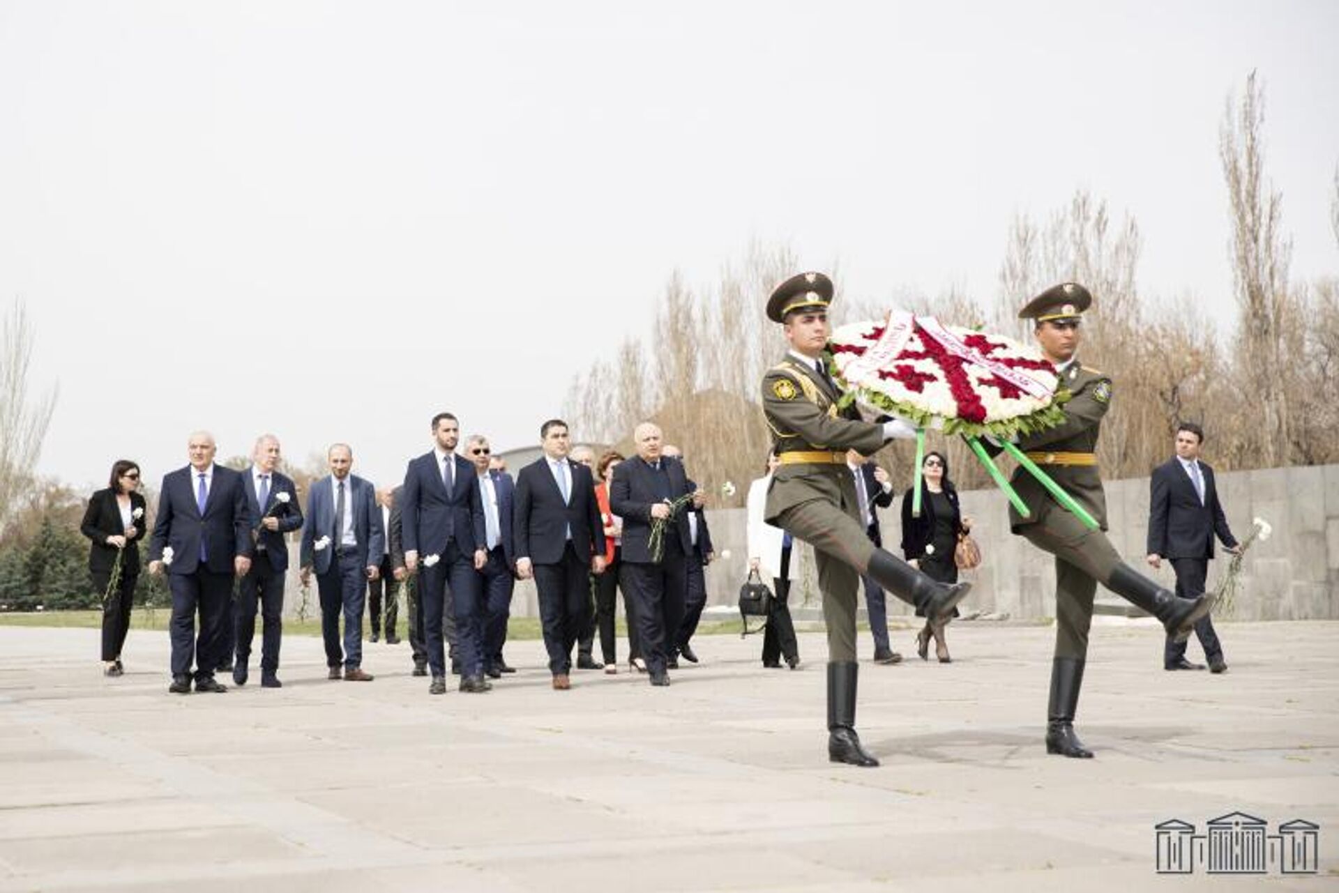 Վրաստանի խորհրդարանի նախագահ Շալվա Պապուաշվիլիի գլխավորած պատվիրակությունը ՀՀ ԱԺ փոխնախագահ, Հայաստան-Վրաստան բարեկամական խմբի ղեկավար Ռուբեն Ռուբինյանի ուղեկցությամբ այցելել է Ծիծեռնակաբերդի հուշահամալիր (5 ապրիլի, 2022թ). Երևան - Sputnik Արմենիա, 1920, 05.04.2022