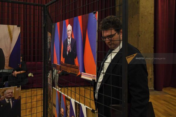 Մինչ համերգի մեկնարկը ներկաները ծանոթացել են թեմատիկ լուսանկարչական ցուցահանդեսին, որտեղ ներկայացվել են հայ-ռուսական դիվանագիտական հարաբերությունների պատմության հետ կապված արխիվային փաստաթղթեր և հիշարժան լուսանկարներ - Sputnik Արմենիա