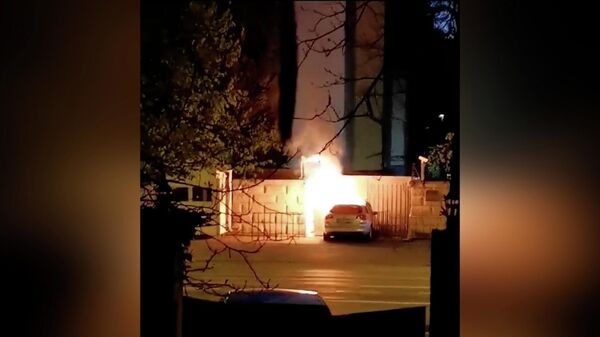 В сети появилось видео последствий столкновения автомобиля с забором российского посольства в Бухаресте - Sputnik Армения