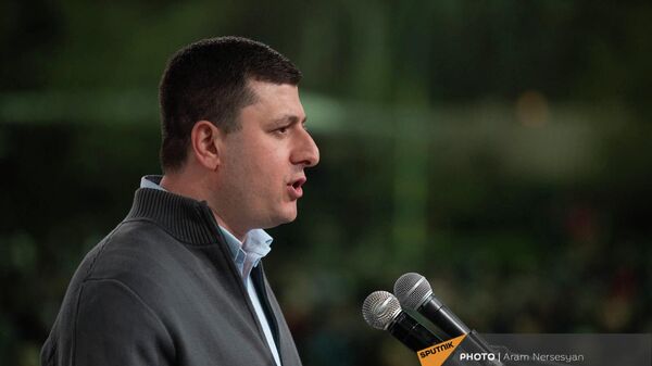 Тигран Абрамян во время акции протеста оппозиции на площади Свободы (5 апреля 2022). Еревaн - Sputnik Армения