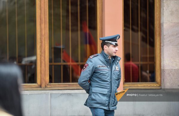 Ոստիկանը հետևում է կառավարության շենքի դիմաց «5165» շարժման բողոքի ակցիայի ընթացքին (ապրիլի 6, 2022, Երևան) - Sputnik Արմենիա