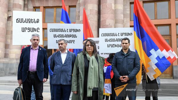 Члены движения 5165 на акции протеста перед зданием правительства (6 апреля 2022). Еревaн - Sputnik Արմենիա