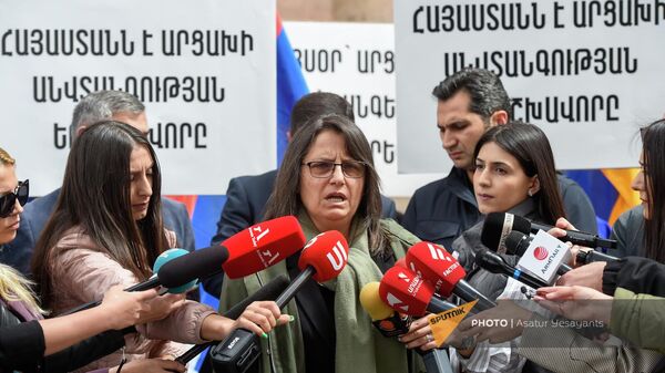 Лидер движения 5165 Карин Тоноян отвечает на вопросы прессы на акции протеста перед зданием правительства (6 апреля 2022). Еревaн - Sputnik Армения