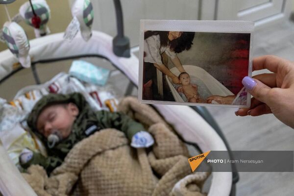 Արցախյան պատերազմում զոհված զինծառայող Գարիկ Դավթյանի լուսանկարն ու նորածին եղբայրը - Sputnik Արմենիա