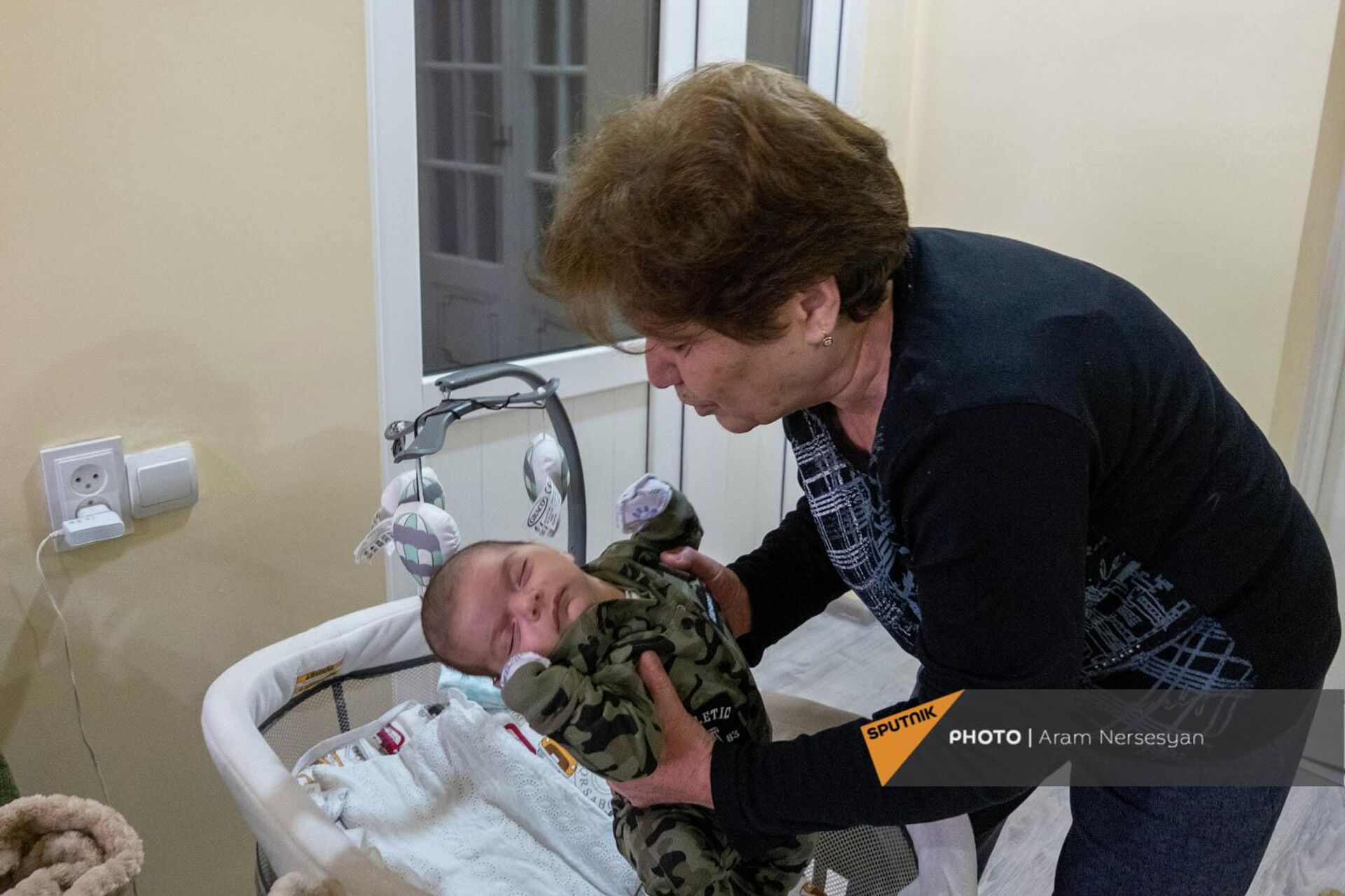 Мама погибшего военнослужащего Гарика Давтяна Гоар с новорожденным Гариком - Sputnik Армения, 1920, 08.04.2022