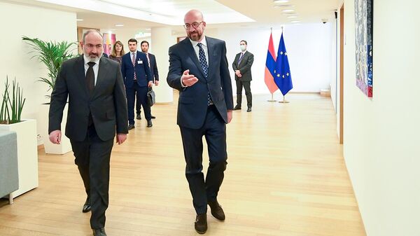 Премьер-министр Армении Никол Пашинян провел личную беседу с председателем Европейского совета Шарлем Мишелем (6 апреля 2022). Брюссель - Sputnik Армения