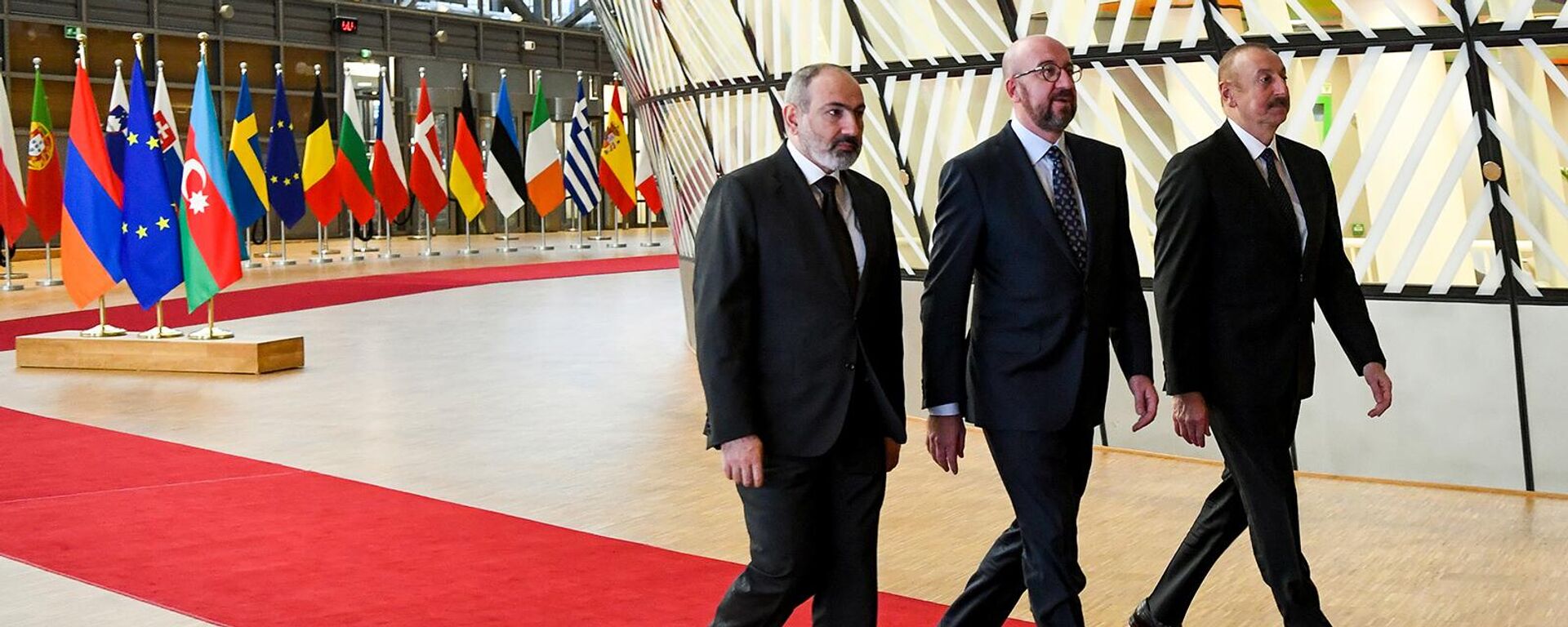 Премьер-министр Армении Никол Пашинян, Президент Европейского Совета Шарль Мишель и президент Азербайджана Ильхам Алиев перед встречей в Европейском Совете (6 апреля 2022). Брюссель - Sputnik Армения, 1920, 07.04.2022