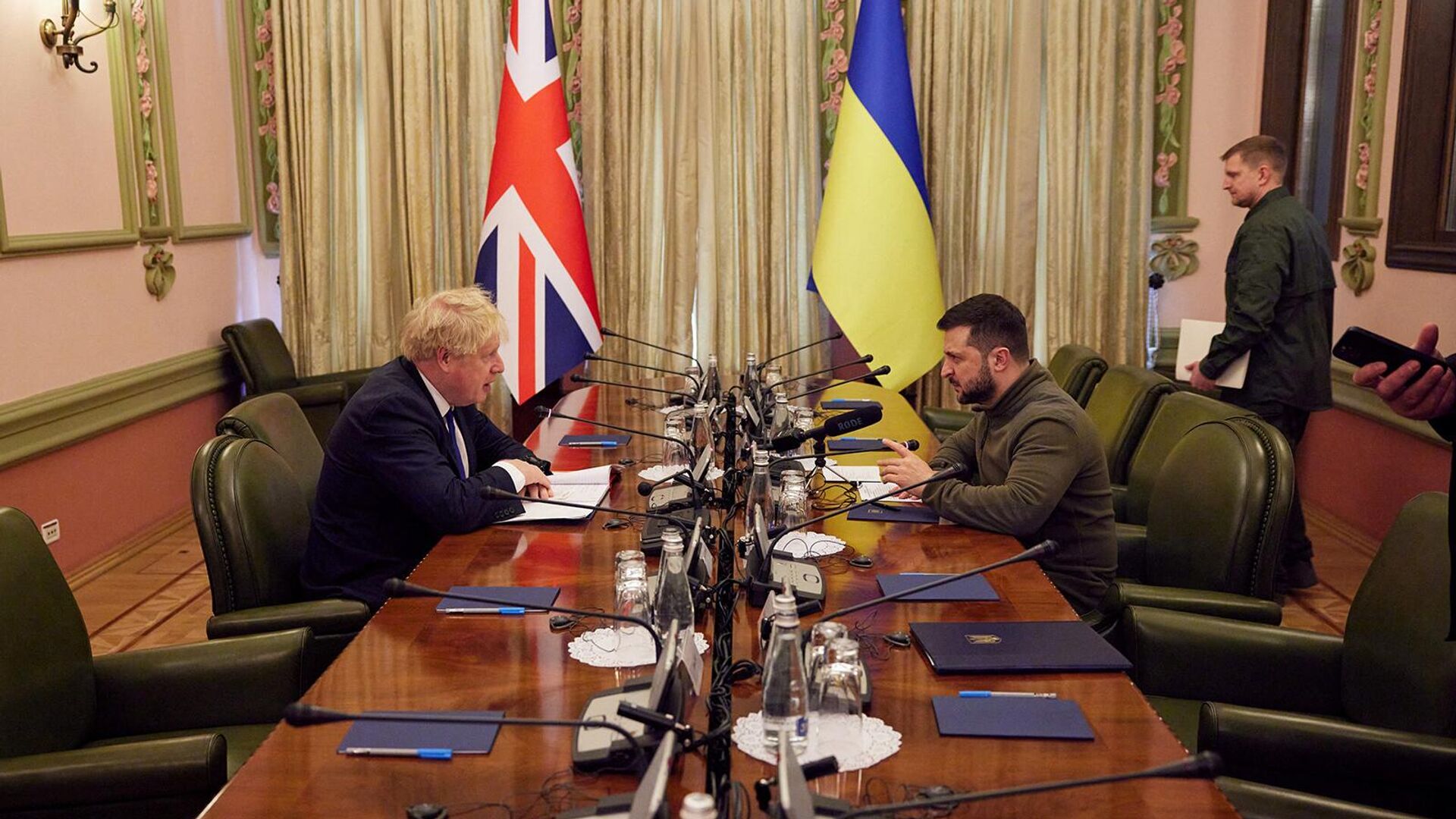 Президент Украины Владимир Зеленский и премьер-министр Великобритании Борис Джонсон во время встречи (9 апреля 2022). Киев - Sputnik Армения, 1920, 09.04.2022