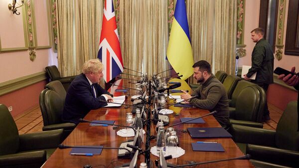 Президент Украины Владимир Зеленский и премьер-министр Великобритании Борис Джонсон во время встречи (9 апреля 2022). Киев - Sputnik Армения