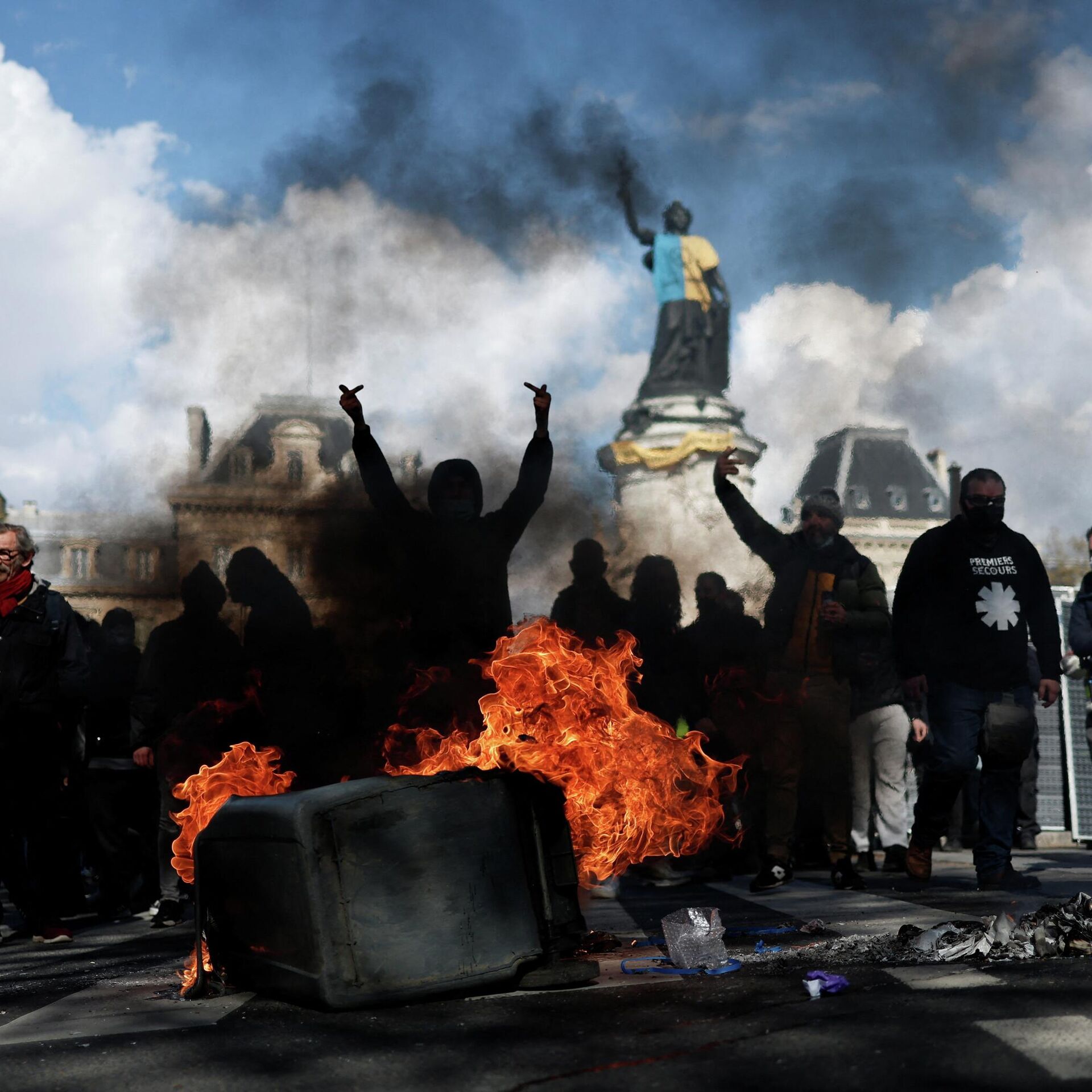 Француз свежий. Протесты во Франции 2022. Протесты во Франции сейчас 2022.