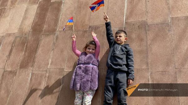 Маленькие участники акции в поддержку Арцаха с флажками  (10 апреля 2022). Гюмри - Sputnik Армения
