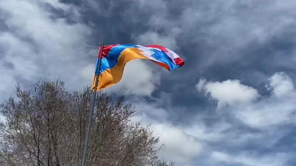 Գյումրիի «Զորավար Անդրանիկ» պուրակում բարձրացվեց Արցախի դրոշը - Sputnik Արմենիա