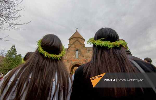 Աղջիկներն ուռենու պսակներով Ծաղկազարդի տոնակատարության ժամանակ Սուրբ Գայանեեկեղեցու մոտ (ապրիլի10, 2022, Էջմիածին) - Sputnik Արմենիա