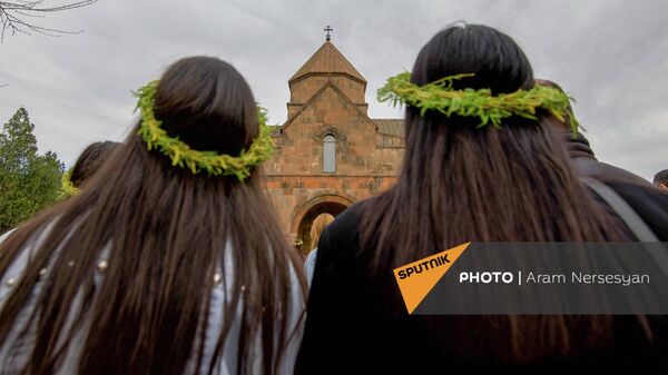 Девушки в ивовых венках во время празднования Цахказарда у церкви св. Гаяне (10 апреля 2022). Эчмиадзин - Sputnik Армения