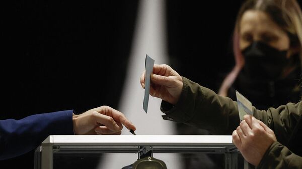 Избиратель голосует в первом туре президентских выборов во Франции 2022 года (10 апреля 2022). Париж - Sputnik Армения