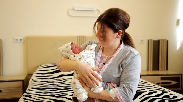 Արաքսյա Մկրտումյանը նորածին Կարեն Միրզոյանի հետ, «Էրեբունի» ԲԿ-ում - Sputnik Արմենիա