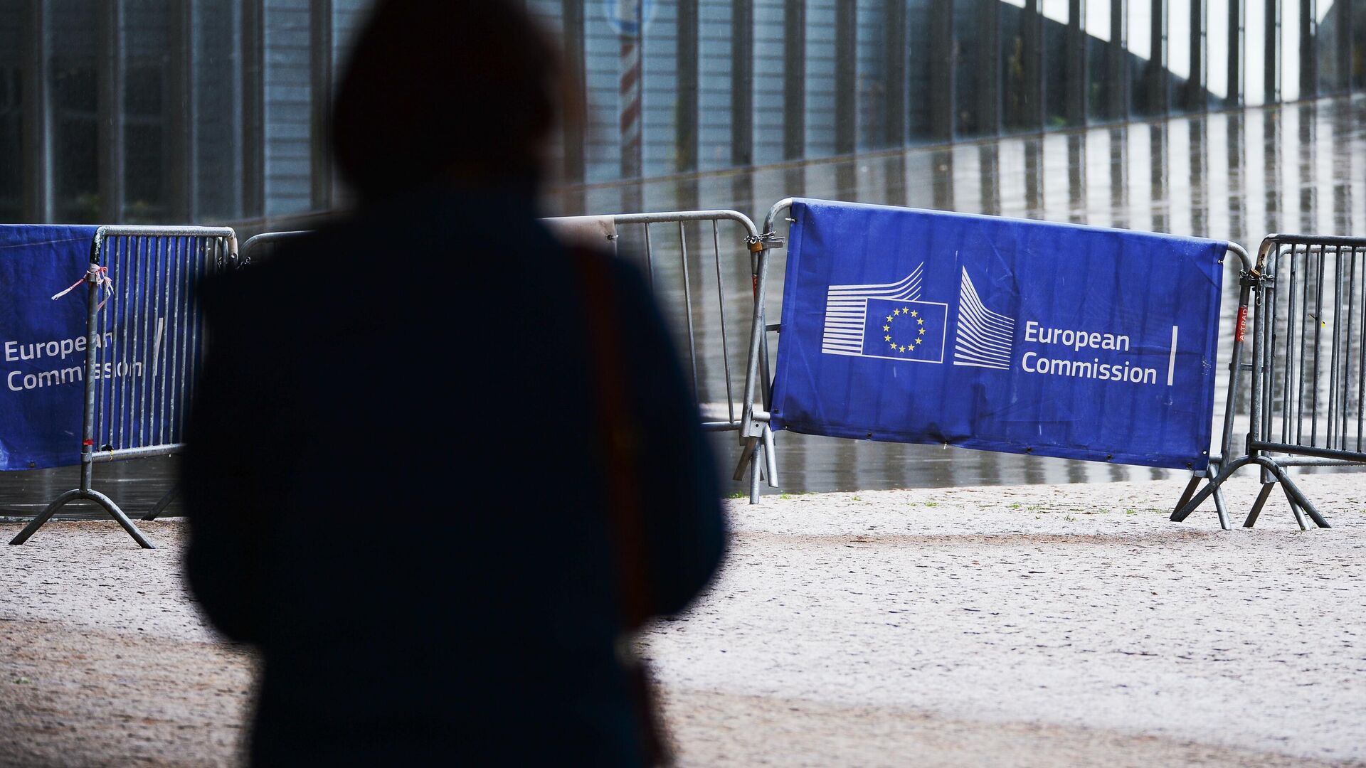 Логотип Евросоюза на ограждении возле здания штаб-квартиры Европейского парламента в Брюсселе - Sputnik Армения, 1920, 21.04.2023