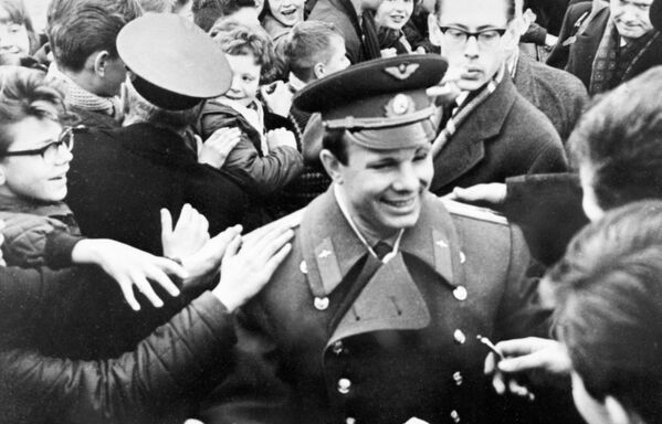 Юрий Гагарин среди учащихся средней школы города Бергена в Норвегии - Sputnik Армения