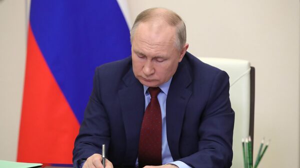 Президент России Владимир Путин подписывает документ - Sputnik Армения