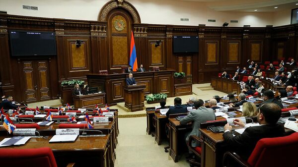 Премьер-министр Никол Пашинян выступает с речью во время обсуждения отчета об исполнении программы Правительства на 2021 год в Национальном Собрании Армении (13 апреля 2022). Ереван - Sputnik Армения