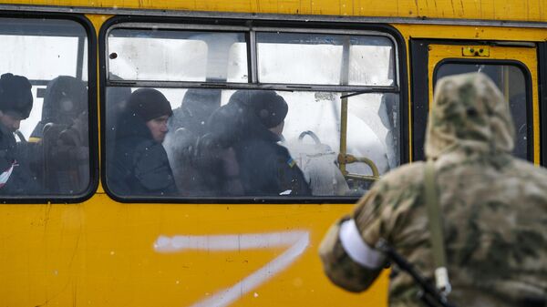 Автобус с украинскими военнопленными на окраине Мариуполя - Sputnik Армения