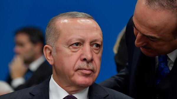 Թուրքիայի արտգործնախարար Մևլութ Չավուշօղլուն և Թուրքիայի նախագահ Ռեջեփ Թայիփ Էրդողանը ՆԱՏՕ-ի գագաթնաժողովի լիագումար նիստի ժամանակ (4 դեկտեմբերի, 2019թ)․ Լոնդոն - Sputnik Արմենիա