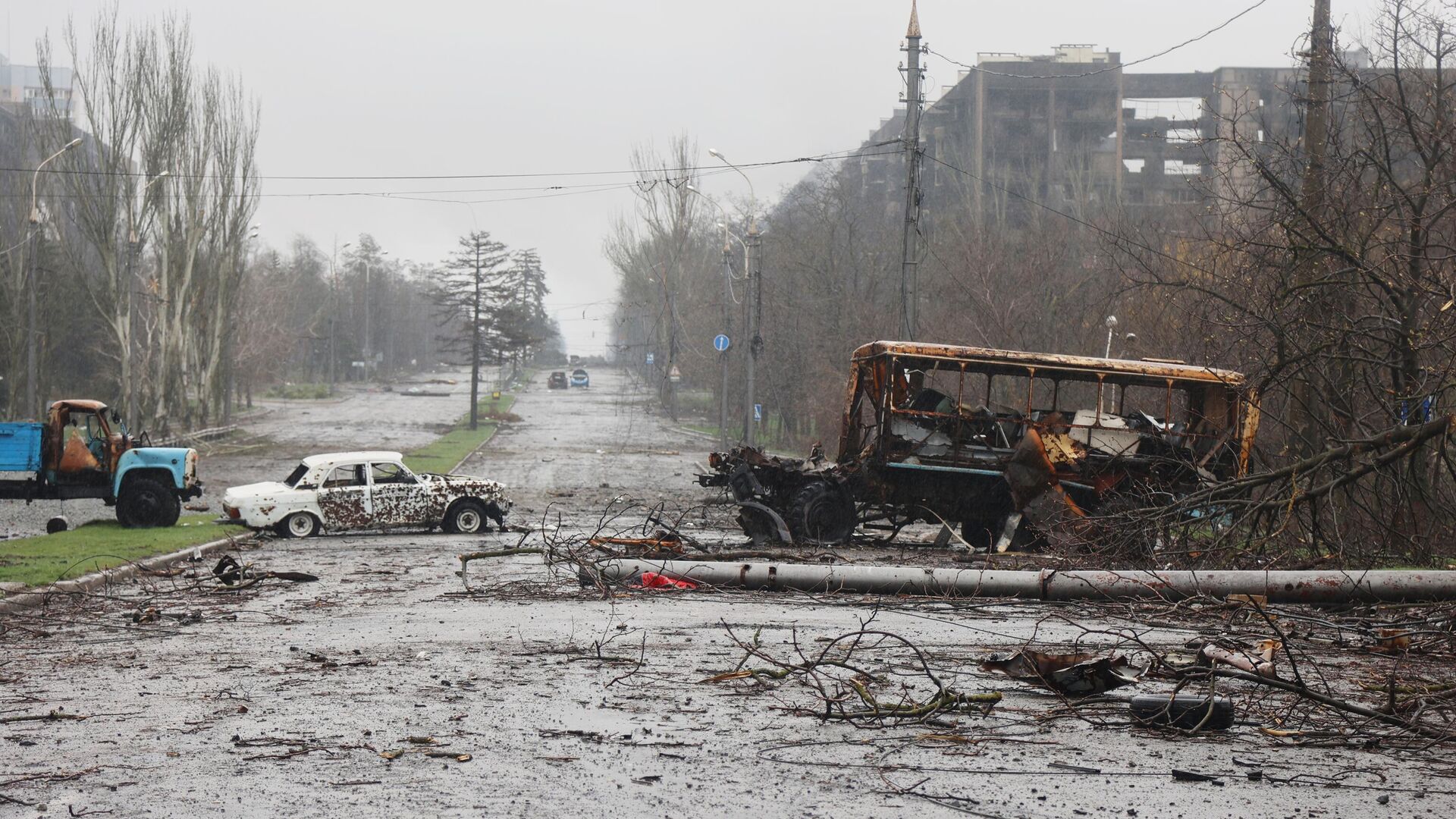 Разбитые автомобили на фоне сгоревших домов в Мариуполе (13 апреля 2022). Украина - Sputnik Армения, 1920, 31.07.2022