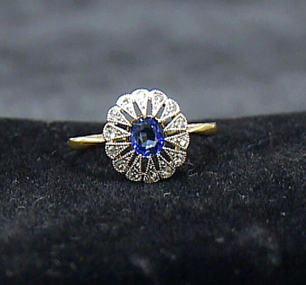 Кольцо с бриллиантом и сапфиром.Оно вместе с другими украшениями выставляется в Атланте. - Sputnik Армения