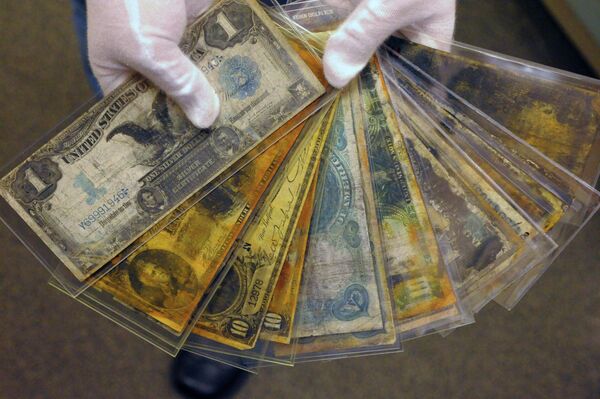 Упакованные в пластик банкноты, извлеченные из-под обломков &quot;Титаника&quot;. - Sputnik Армения