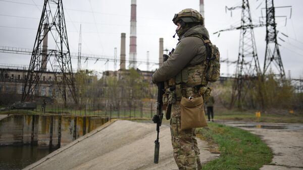 Российский военнослужащий на территории теплоэлектростанции в Счастье в ЛНР (13 апреля 2022). Украина - Sputnik Армения