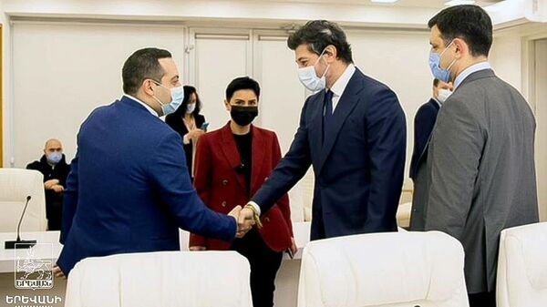Делегация, возглавляемая первым заместителем мэра Еревана Левоном Ованнисяном, встретилась с мэром Тбилиси Кахой Каладзе (15 апреля 2022). Тбилиси - Sputnik Армения