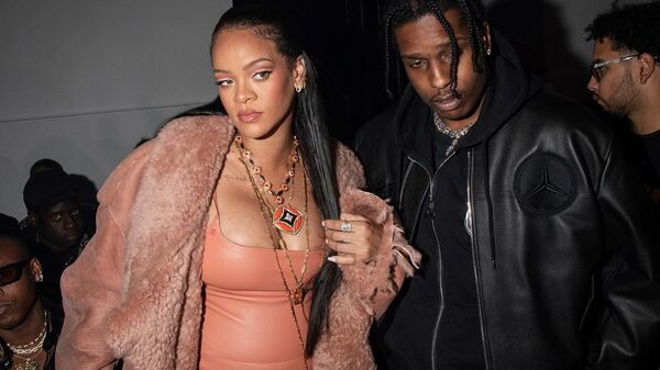 Рианна и ASAP Rocky перед началом показа коллекции Off-White Ready To Wear Осень/Зима 2022-2023 (28 февраля 2022). Париж - Sputnik Армения