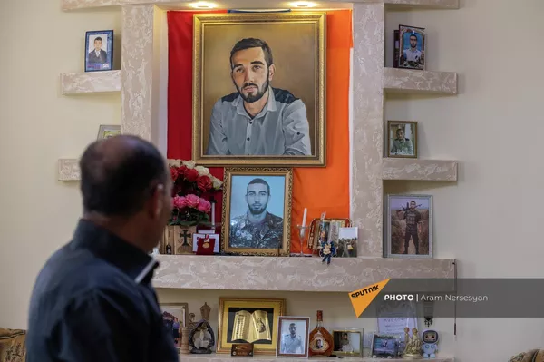Папа новорожденного Вагана Аброяна Карен смотрит на портреты старшего сына Ваге, погибшего в карабахской войне - Sputnik Армения
