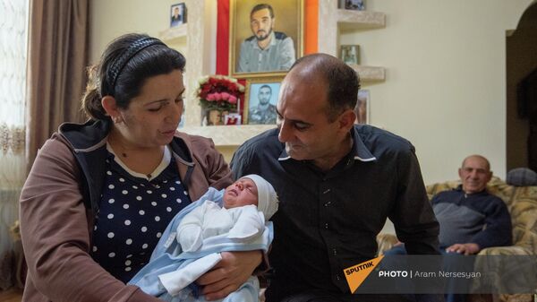 Новорожденный Ваган Аброян в окружении родителей - Sputnik Армения