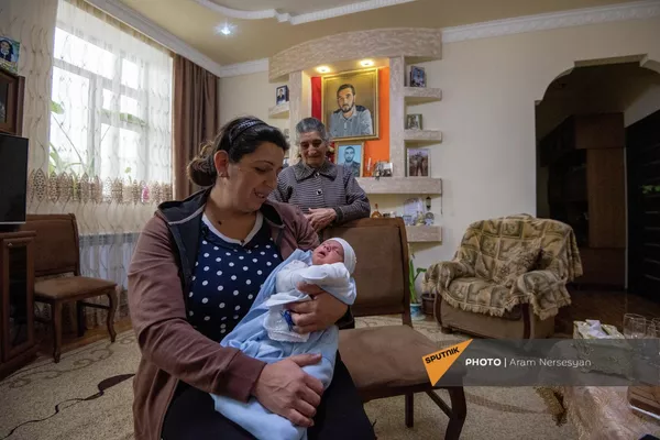 Новорожденный Ваган Аброян с мамой Ерануи и бабушкой Рипсиме - Sputnik Армения